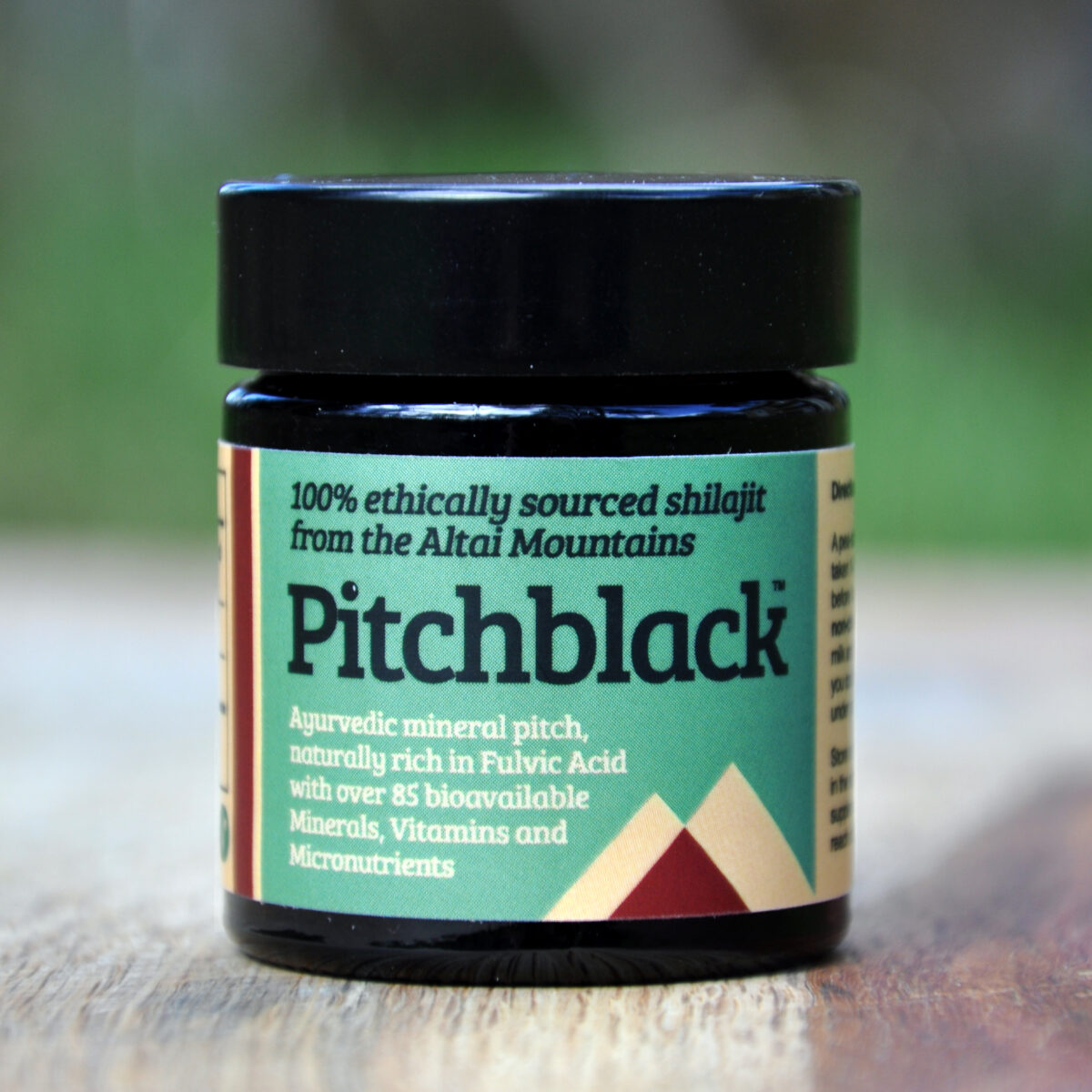 Pot de shilajit conditionné, mention des acides fulviques sur l’étiquette
